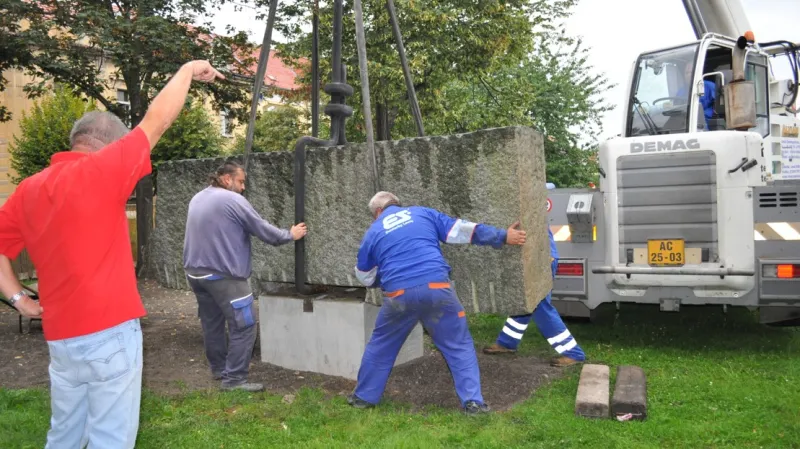 Stěhování pomníku v Lounech