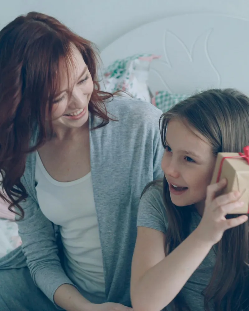 Nejsou to pěstouni, přesto mění dětem život. Hostitelů je málo