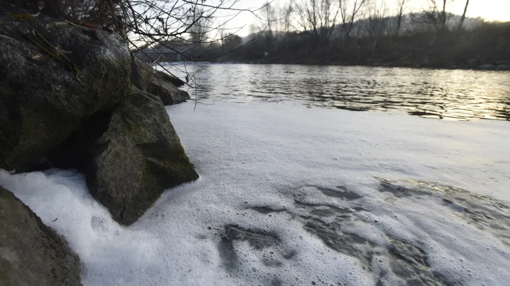 Do Bečvy unikly 24. listopadu látky, které zpěnily vodu řeky