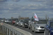 Polští řidiči podporující těžbu v Dole Turów protestovali