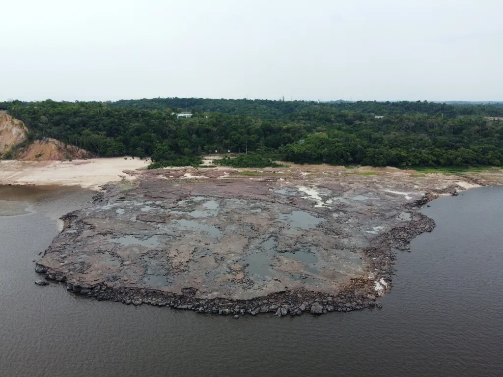 Pokles vodní hladiny v Amazonii odhalil na říční skále starověké rytiny