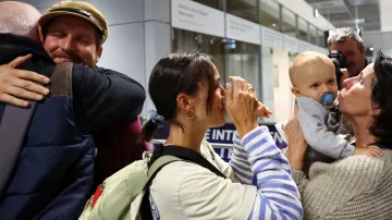 Turisté se po evakuaci z Dubaje setkávají se svými rodinami ve Frankfurtu