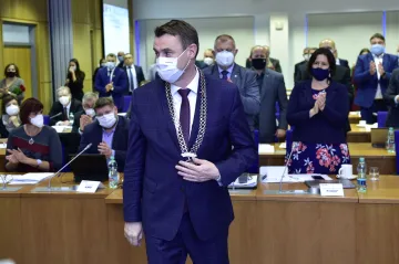 V krajích je potvrzeno jedenáct hejtmanů. Průtahy na západě Čech ale ještě neskončily