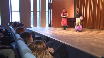Představení předchází debata o životě Romů