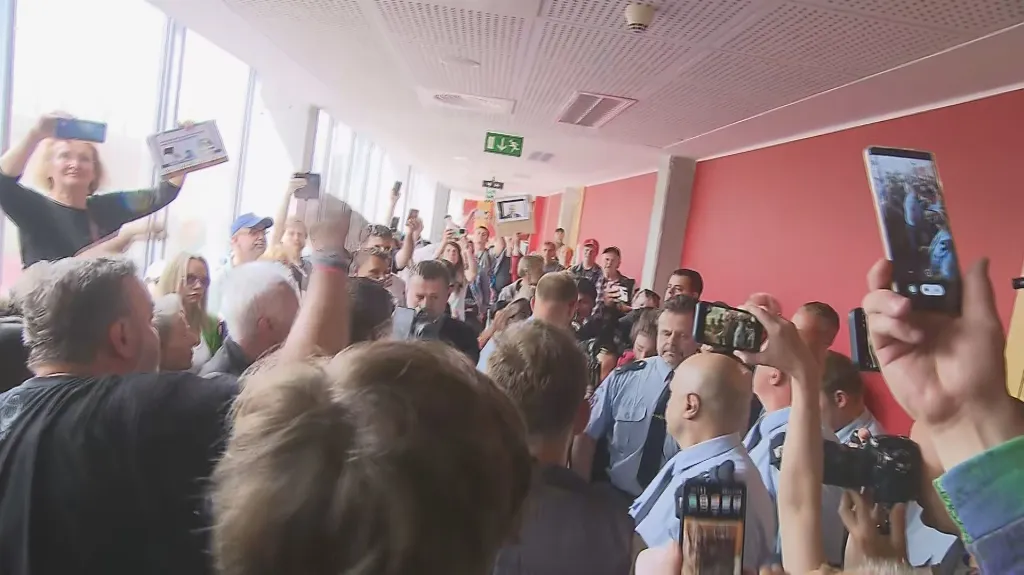 Situace na chodbě soudní budovy