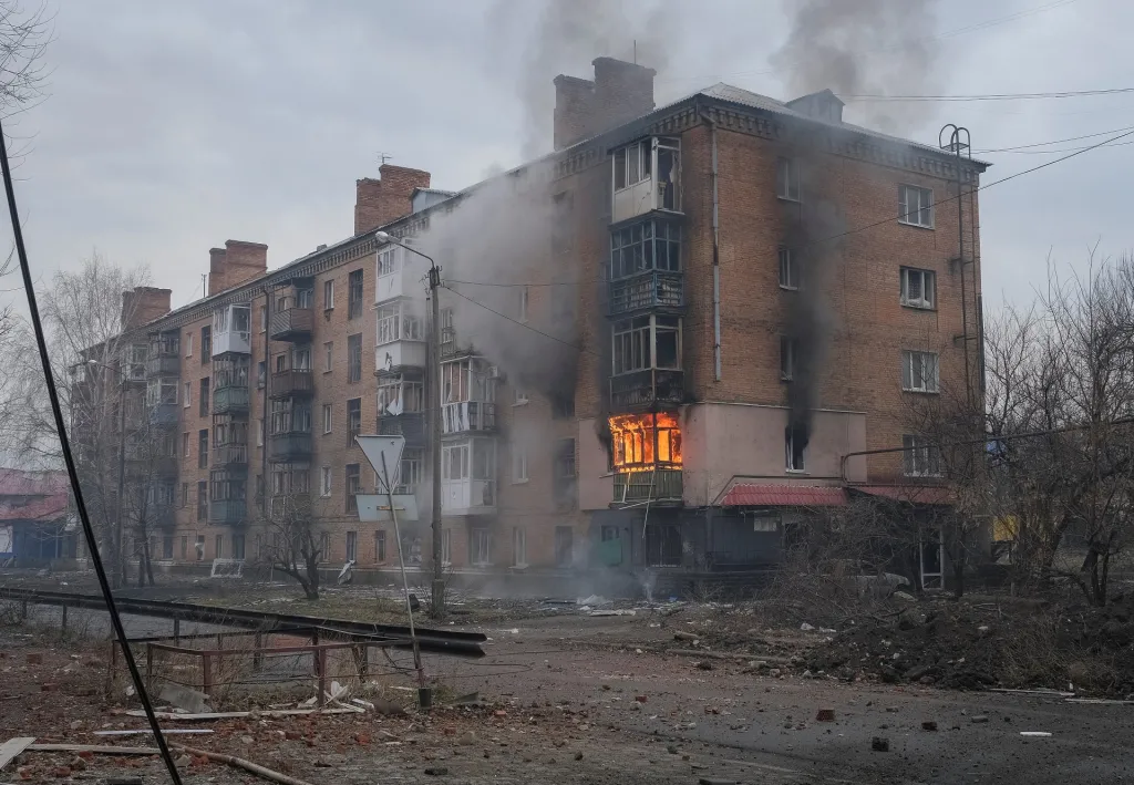 Poničená budova v Bachmutu po úderu ruských sil (foceno 27. února 2023)