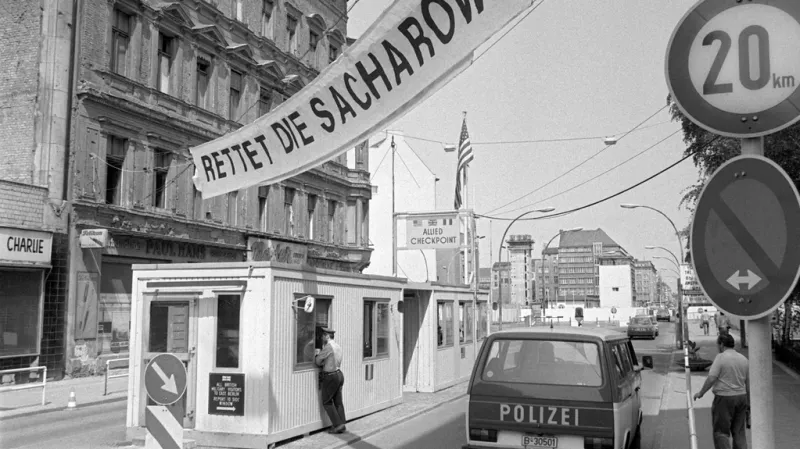 Checkpoint Charlie - jeden z nejznámějších přechodů mezi Východem a Západem