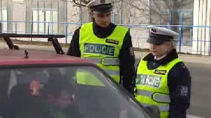 Dopravní policie při kontrole auta
