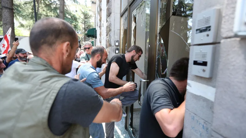 Demonstranti vnikli do kanceláří organizátorů tbiliského pochodu za práva sexuálních menšin