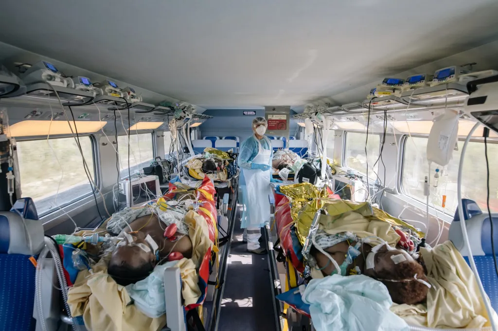 Třetí místo v sekci Hlavní zprávy: Laurence Geai se sérií snímků COVID-19 Pandemic in France (Pandemie covidu-19 ve Francii)