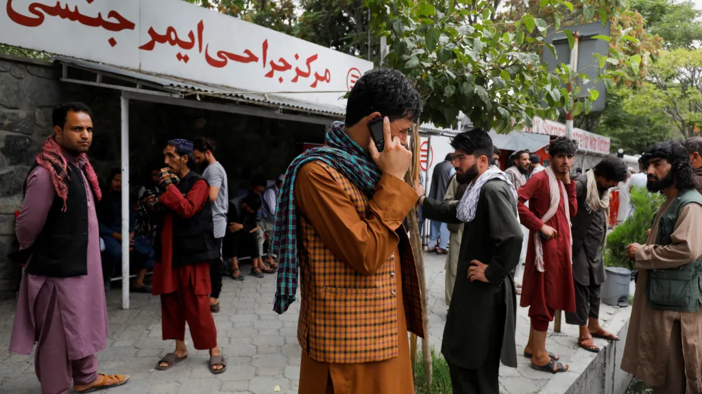 Rodinní příslušníci obětí středečního výbuchu čekají před nemocnicí v Kábulu