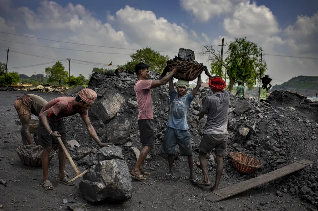 Situace dělníků pracujících v uhelném průmyslu poblíž Dhanbádu, města ve východní Indii ve státě Džhárkhand není přívětivá. Těžká manuální práce má za následek řadu závažných onemocnění. Dělníci stojí i na pomyslném ekonomickém a sociálním konci