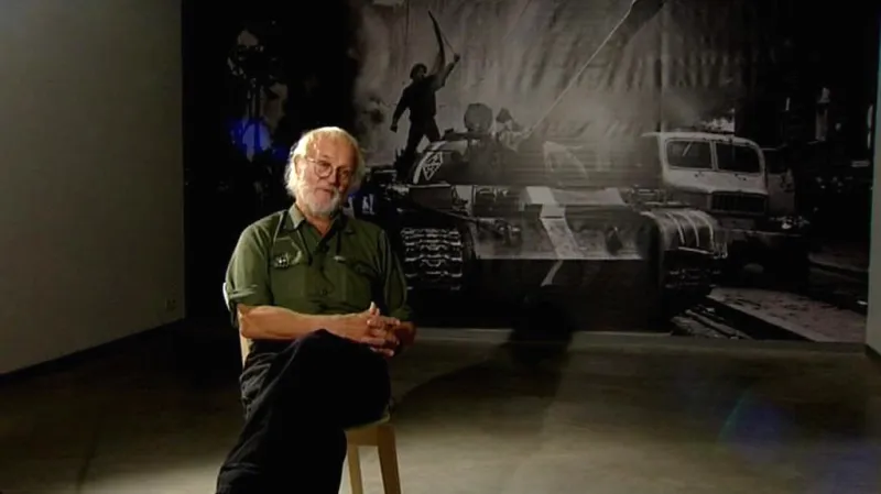 Josef Koudelka před svým dílem na moskevské výstavě (2011)