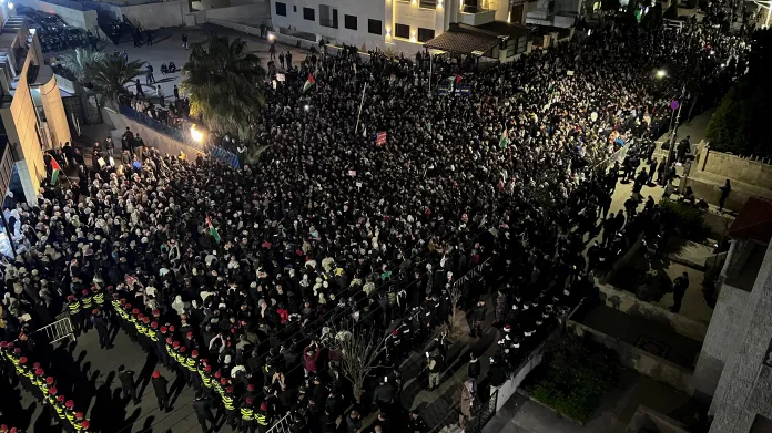 Protest na podporu Palestinců nedaleko izraelské ambasády v Ammánu na konci března