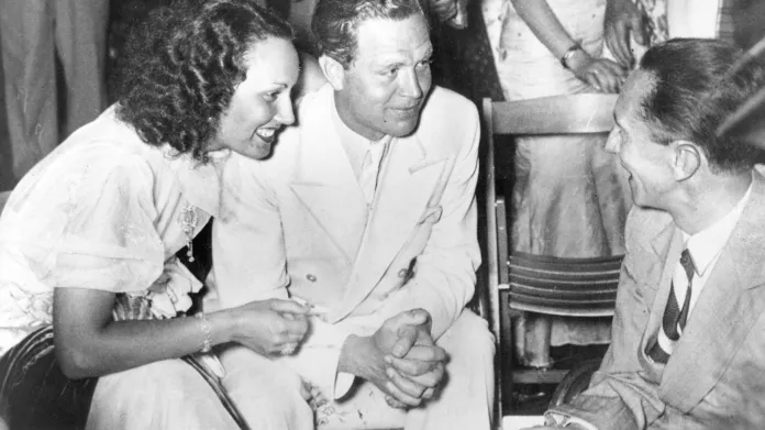 Lída Baarová se svým tehdejším partnerem, hercem Gustavem Fröhlichem, v rozhovoru s ministrem propagandy Josephem Goebbelsem (1936)
