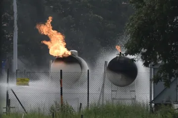 Požár benzinky v Českém Těšíně krotili hasiči 23 hodin. Ze zapálení obvinila policie mladíka