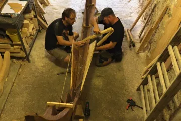 Na zámku v Oslavanech vzniká replika vikinské lodi. Podle původních plánů a pomocí sekery a dláta