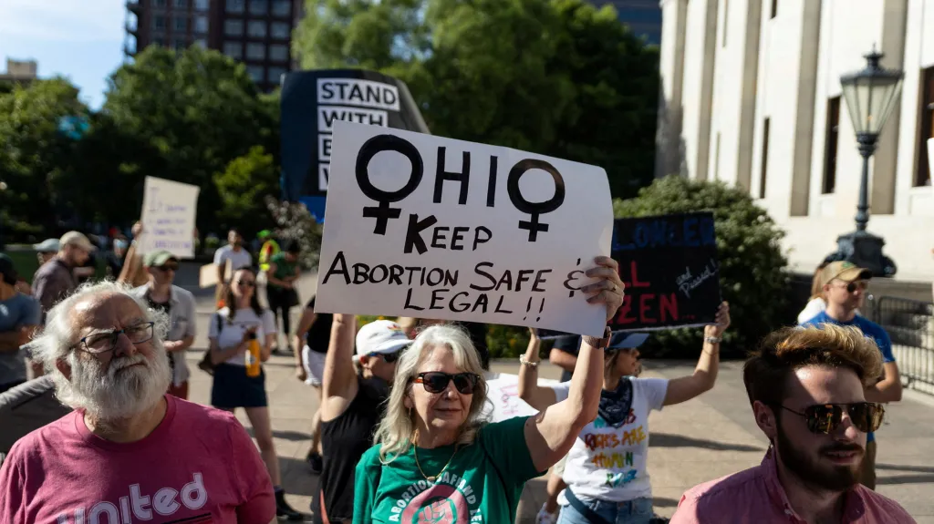 Protest proti zrušení práva na potrat v červnu 2022