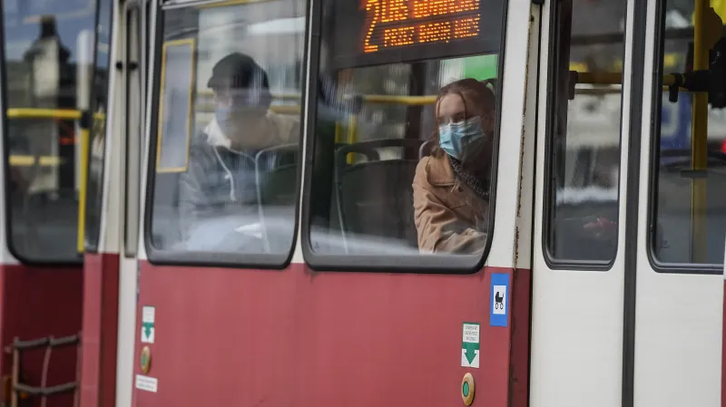 Pasažéři s rouškami v tramvaji ve městě Bydgoszcz