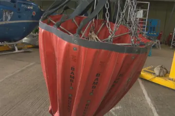 Pomoc ze vzduchu. Při hašení pomáhají vaky, které pojmou až tisíc litrů vody