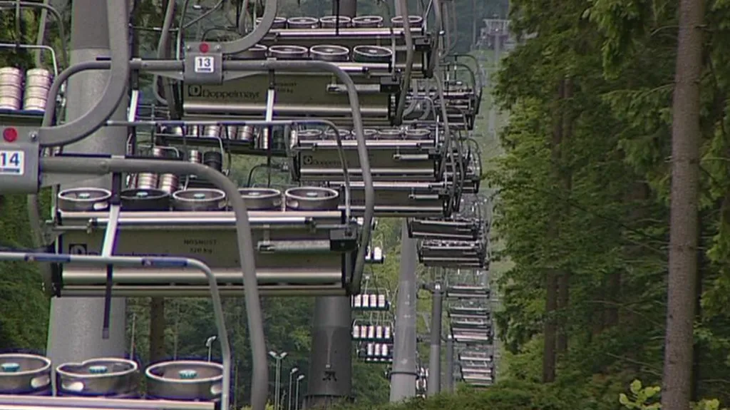 Lanovka zatížená sudy