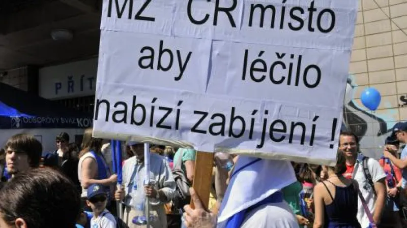 Transparenty na odborové demonstraci