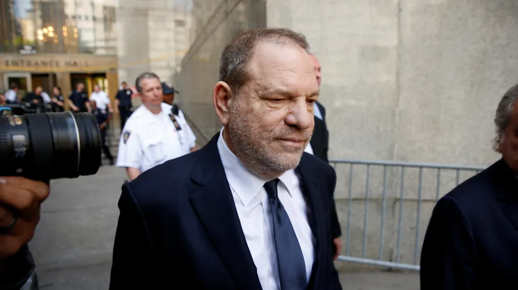 Harvey Weinstein odchází od soudu v Manhattanu