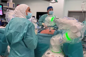 Pokud operuje žena, má pacient méně komplikací, ukázaly dvě rozsáhlé studie
