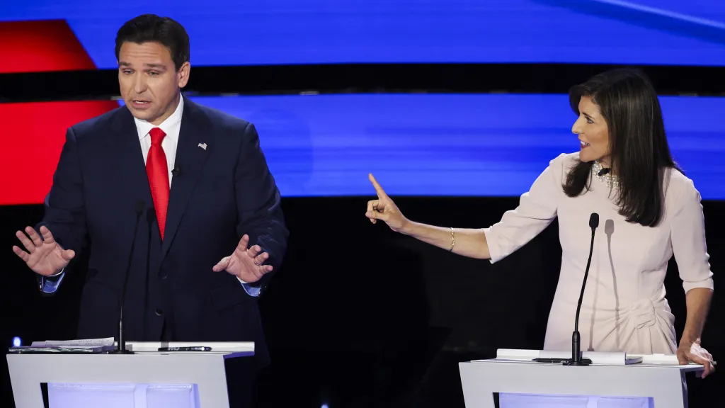 Ron DeSantis a Nikki Haleyová v republikánské debatě