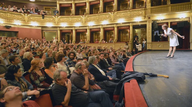 Ministryně kultury Alena Hanáková diskutovala 12. září dopoledne v Praze se zástupci Národního divadla a Státní opery Praha. Vlevo je Martin Sankot, její náměstek pověřený řízením Národního divadla po odvolání ředitele Ondřeje Černého.