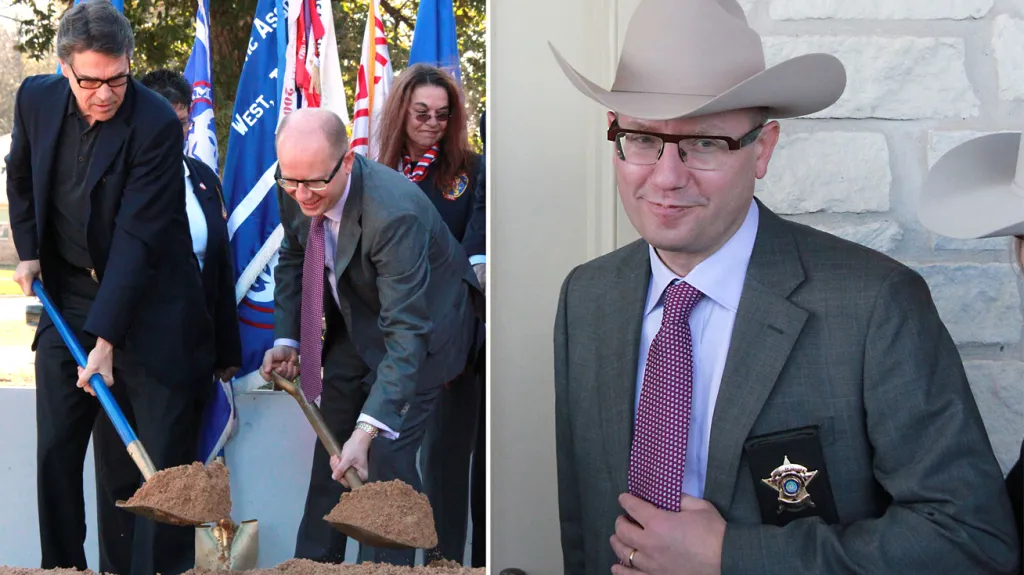 Bohuslav Sobotka a Rick Perry při zahájení stavby tělocvičny ve Westu