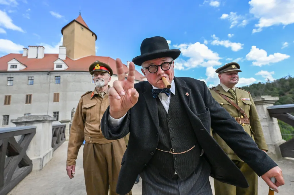 Herec v kostýmu Winstona Churchilla ve scéně příchod na hrad Veveří