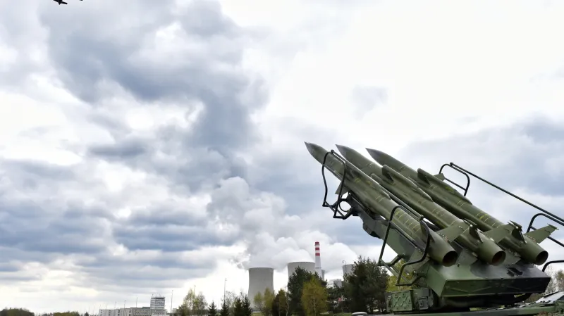 Odvrácením simulovaného útoku letadla a kamionu na jadernou elektrárnu Temelín ukončili vojáci 11. dubna cvičení Safeguard Temelín 2017