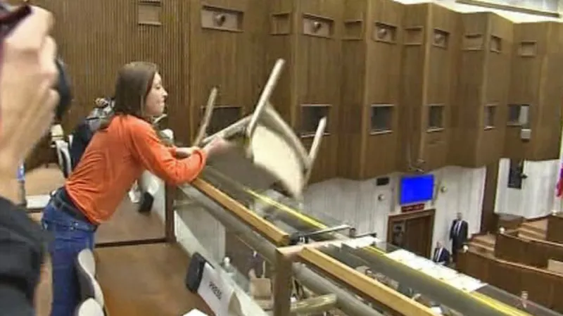 Rozezlená žena chtěla po slovenských poslancích hodit židli