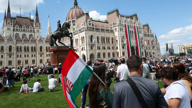 Příznivci Pétera Magyara očekávají před maďarským parlamentem jeho zvolení premiérem