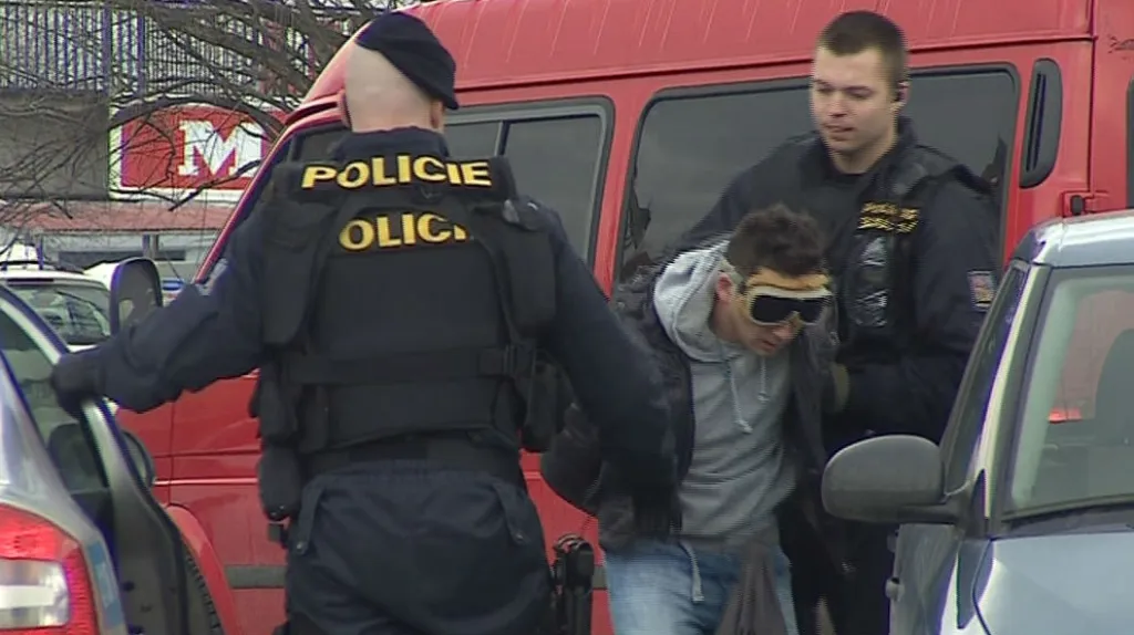 Policisté a jeden ze zatčených