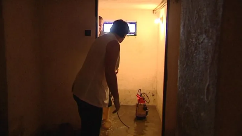 Čerpání vody ze zatopených domů