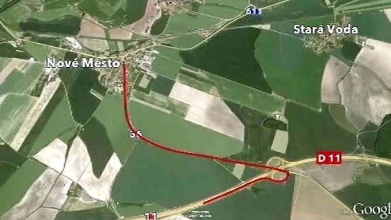 Kamiony sjíždějí z D11 na Nové Město