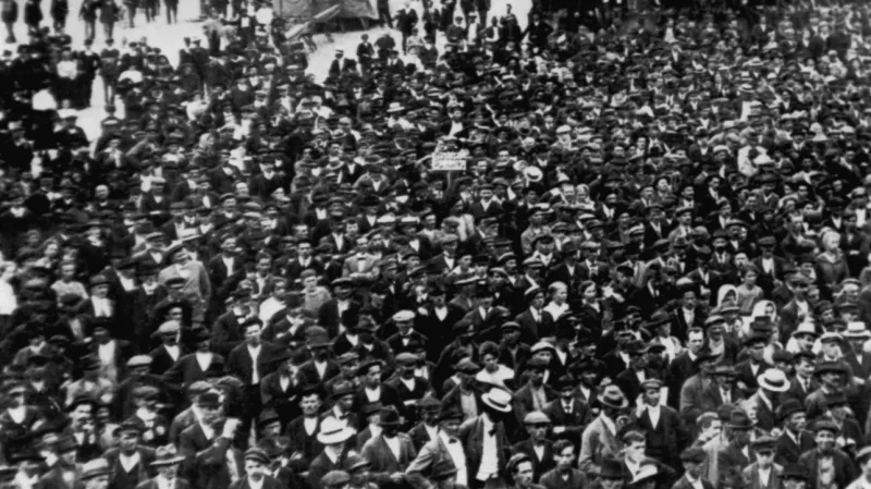 Stávkující dělníci v Kladně