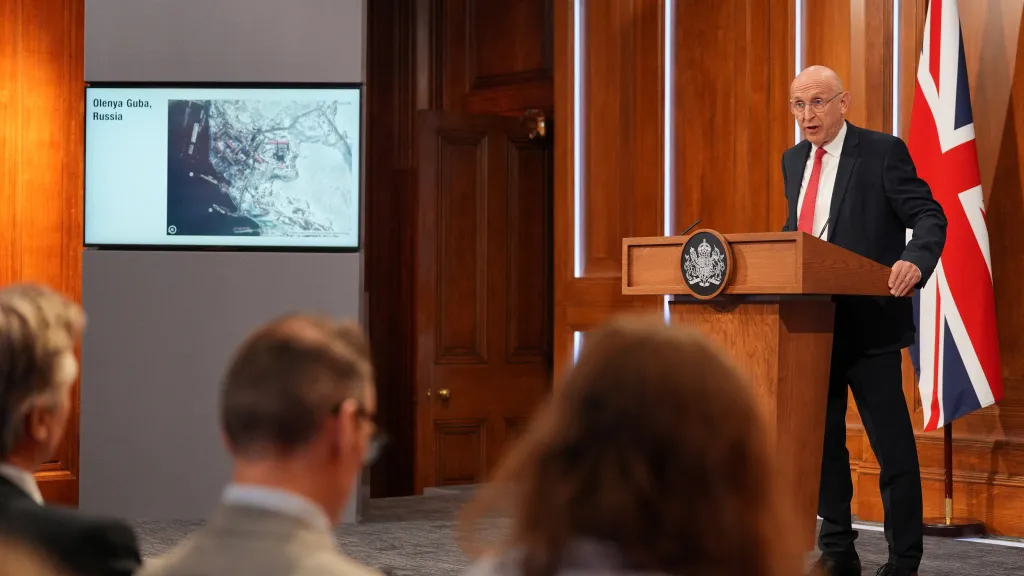 Britský ministr obrany John Healey