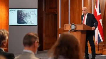 Britský ministr obrany John Healey