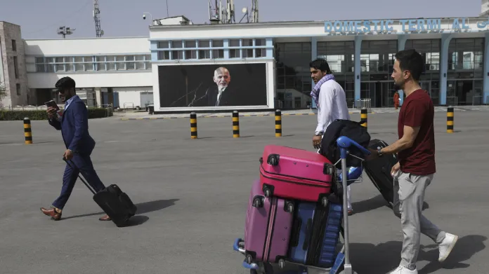 Afghánci míří na mezinárodní letiště v Kábulu