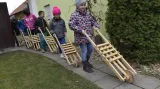 Průvod velikonočních hrkačů v Dolních Věstonicích