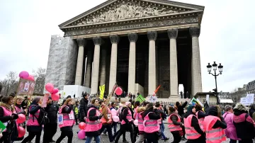 Protesty žen v růžových vestách