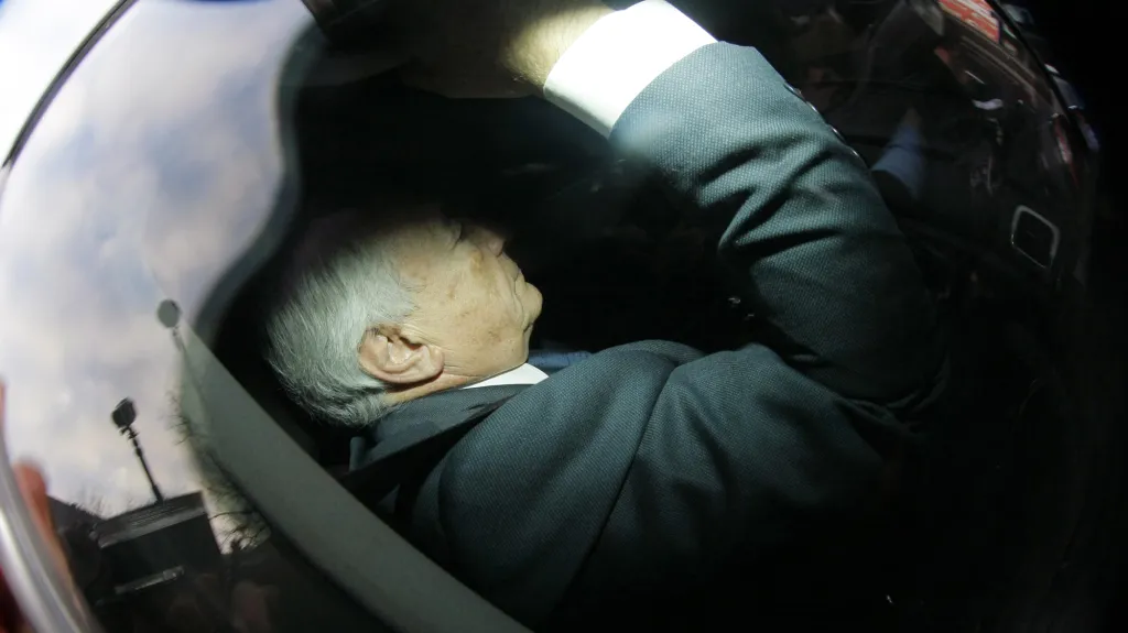 Strauss-Kahn putuje do vazby