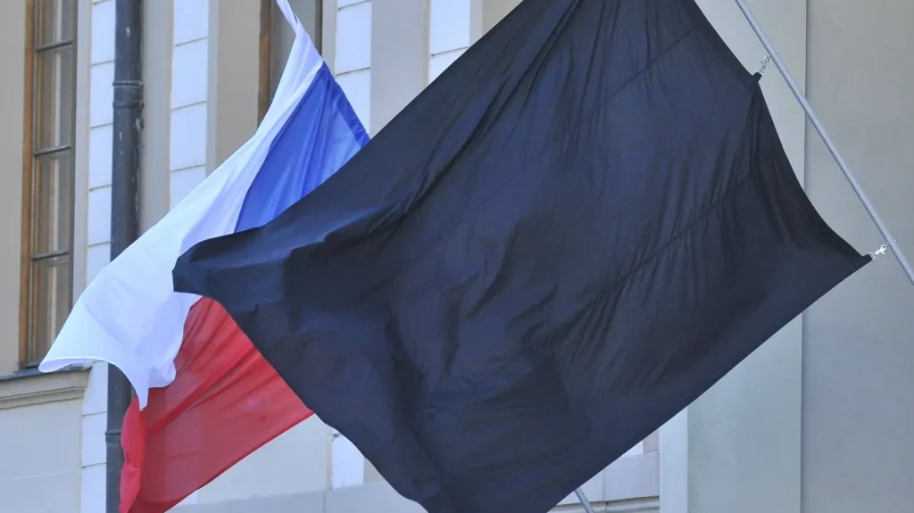 Černý prapor doprovází českou vlajku v době smutku