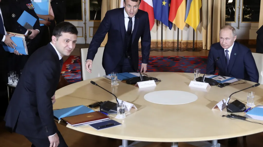 Volodymyr Zelenskyj s Vladimirem Putinem a Emmauelem Macronem v roce 2019