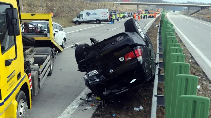 Na dálnici D11 u Dobřenic na Hradecku se 23. března před 09:30 srazila tři osobní auta a jedna dodávka.