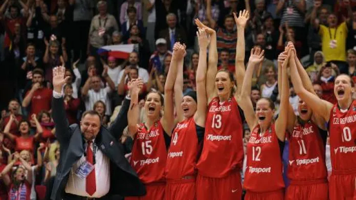 Lubor Blažek a české basketbalistky oslavují stříbrné medaile z MS