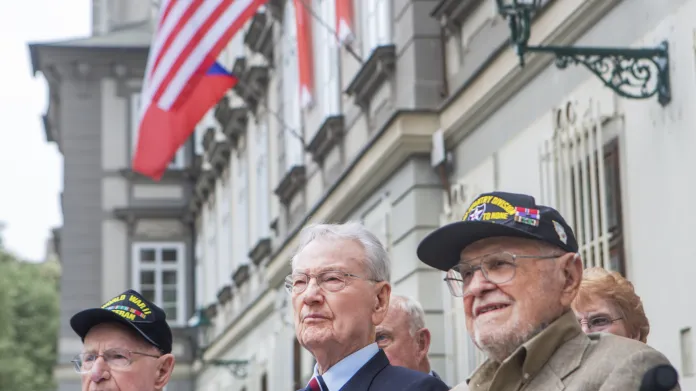 Američtí váleční veteráni (zleva) George Thompson, Earl Ingram a James Duncan